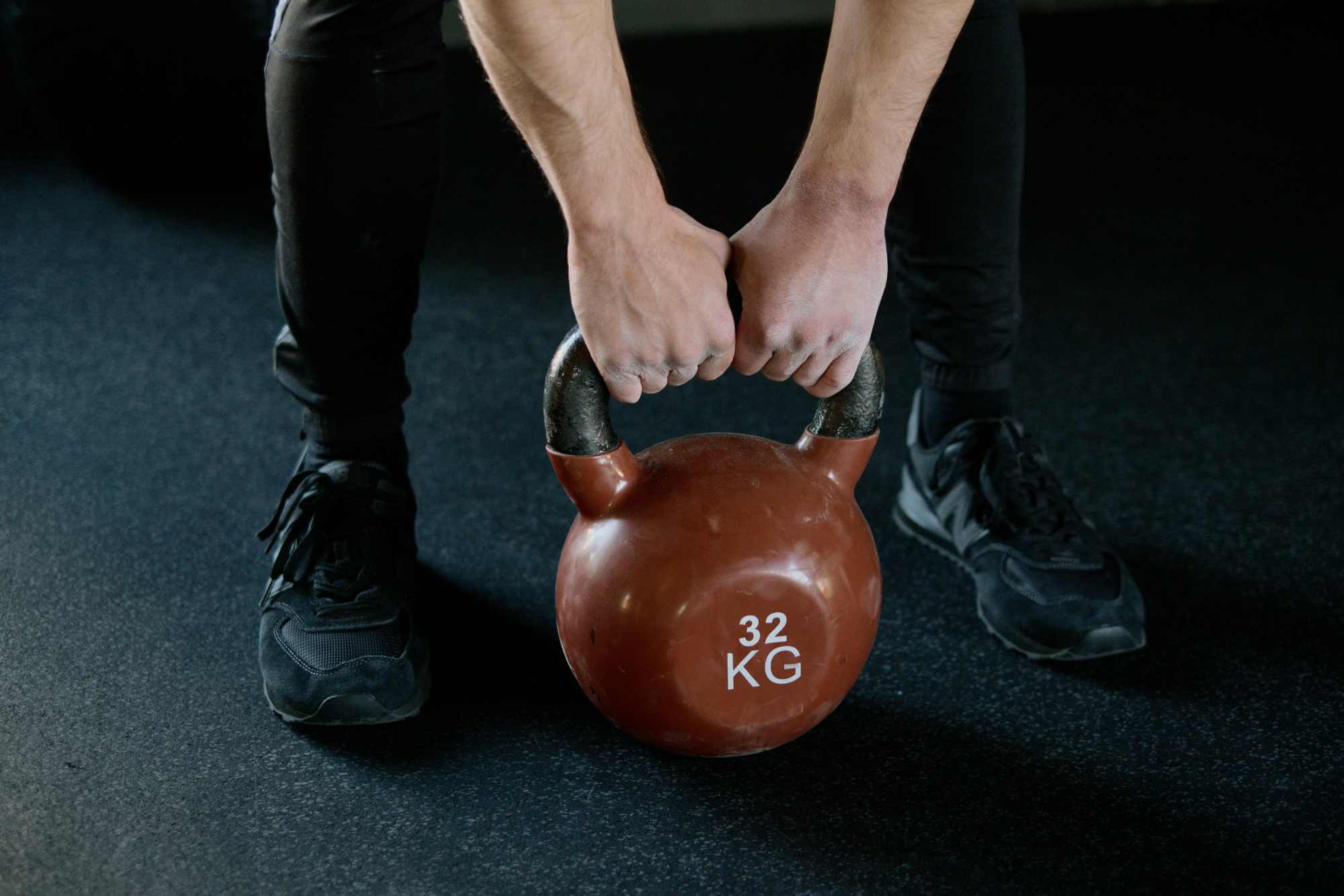 můž drží kettlebell